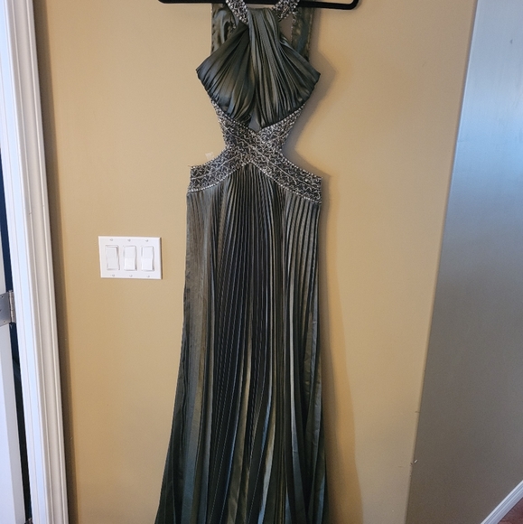 Formal/Prom Dress - Picture 2 of 6